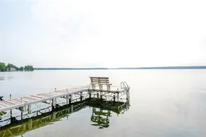 Enjoy scenic 4bdrm Lakehouse with Tikibar & Hottub - Image 2