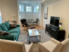 Spacious, Clean 2BR Free Parking, Near Attractions - Image 4