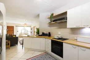 Kami kuKakho: Stunning, secure 2 bed apartment in Bryanston, Sandton - Image 5
