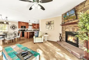 Hidn LakeFront-New Build-Private Beach-Fast Wi-Fi - Image 3