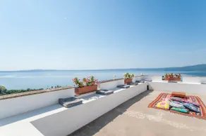 Lakefront villa with swimming pool - Image 2