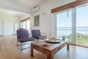 Lakefront villa with swimming pool - Image 5