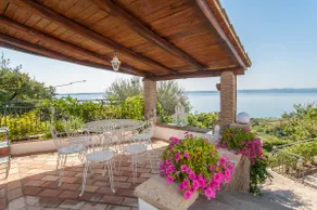 Lakefront villa with swimming pool - Image 3