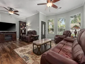Cheerful 3 Bedroom Home with Loft - Image 2