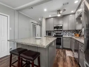 Cheerful 3 Bedroom Home with Loft - Image 4