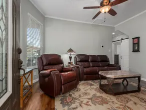 Cheerful 3 Bedroom Home with Loft - Image 3
