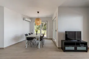 Luxury apartment for 6 with pool - Image 4
