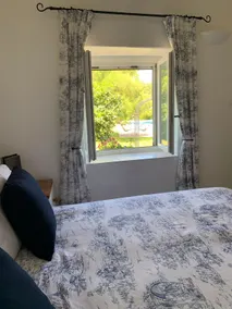 Perfectly located cottage with pool - Image 3