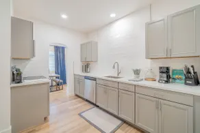 Plush 2-bed apt in Riverside Heights! - Image 5