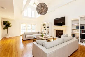 Southampton Estate w Heated Pool - Image 2