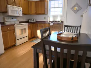 Cozy 2 BR Apt in Walking Distance to Restaurants - Image 4