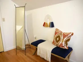 Cozy 2 BR Apt in Walking Distance to Restaurants - Image 2