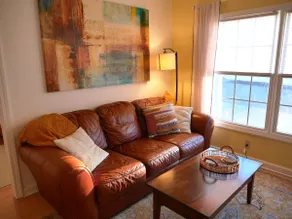 Cozy 2 BR Apt in Walking Distance to Restaurants - Image 3