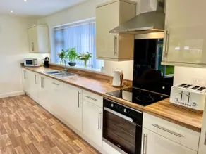 Stylish Boutique Bungalow - Image 2