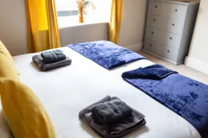 Russell House, Large townhouse spacious and modern with ground floor bedroom and shower room and free parking - Image 2