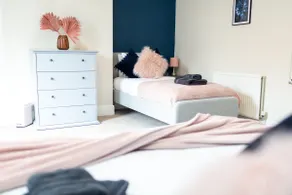 Russell House, Large townhouse spacious and modern with ground floor bedroom and shower room and free parking - Image 3