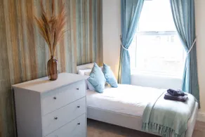 Russell House, Large townhouse spacious and modern with ground floor bedroom and shower room and free parking - Image 5
