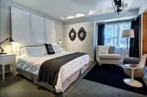 Wow, Glass-Walled Design Bungalow near University of Texas - Image 2