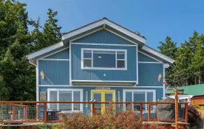 Enjoy expansive views with public beach access - Image 2