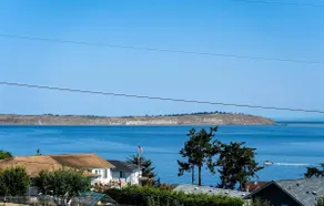 Enjoy expansive views with public beach access - Image 3
