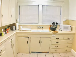 Historic Apt • King Bed • HDTV • Laundry (P2) - Image 3