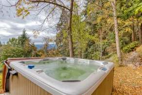 Gorge Poolside Hideaway w/ hot tub and huge deck - Image 4
