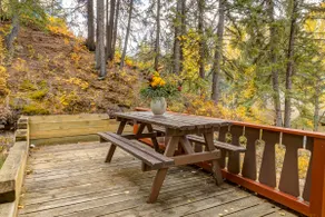 Eagles Nest Chalet with Private Deck Near Banff - Image 5