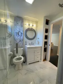 Cheerful & private 4 bedroom Shoreline home. - Image 3