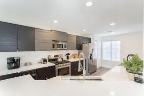 Mid-century modern stylish home - Image 2