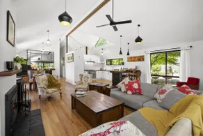 Welcoming 3 bedroom home set in landscaped gardens - Image 4