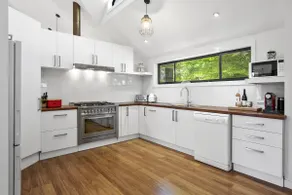 Welcoming 3 bedroom home set in landscaped gardens - Image 5