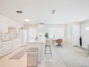 Calm cozy couples cottage close to Downtown & Bch - Image 4