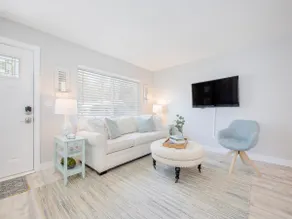Calm cozy couples cottage close to Downtown & Bch - Image 2