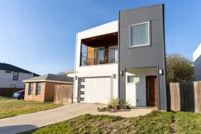 • WEST DALLAS HAVEN - Central • Stylish • Cozy • - Image 5