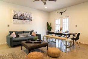 • WEST DALLAS HAVEN - Central • Stylish • Cozy • - Image 2