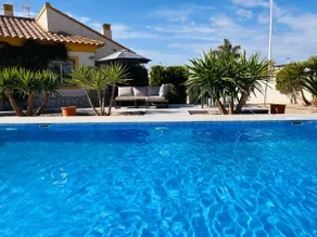 Stunning Quiet Villa with TV, Wi-fi & Private Pool - Image 2