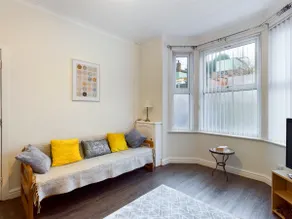 Cheerful 3 bedroom home with free parking and WIFI - Image 4