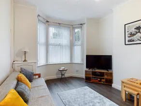 Cheerful 3 bedroom home with free parking and WIFI - Image 3