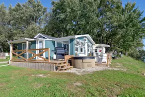 The Kiss nTell - Year round - Hot tub - Lake Views - Image 2