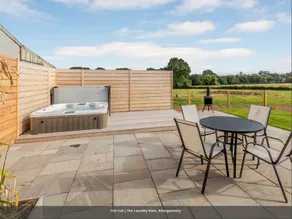 Grade II listed barn conversion & Hot-tub - Image 4