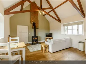 Grade II listed barn conversion & Hot-tub - Image 3