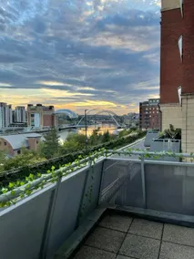 Quayside flat with spectacular view and balcony - Image 4
