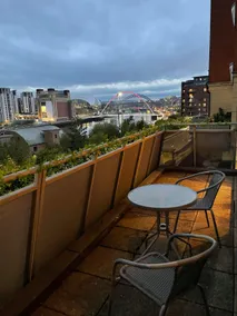 Quayside flat with spectacular view and balcony - Image 2