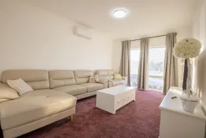 Bentley Cosy 3 Bedroom Home | Netflix Alexa - Image 3