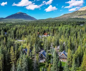 Cozy Cabin in the Rocky Mountains of Nordegg, Alberta - Image 3