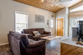 Morcom's Mountain Lodge - Image 3