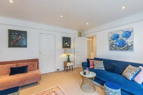 Seafront Apartment Private Garden & Free Parking - Image 2