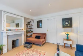Seafront Apartment Private Garden & Free Parking - Image 4