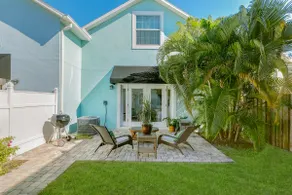 \"La Belle Maison\" ♥ of Downtown/Yard/Parking+ Garage/Self Check-in - Image 3