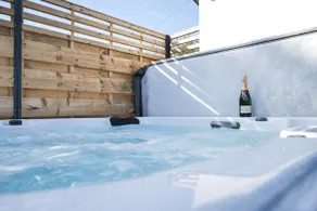 Daisy, Luxury 2 bed cottage with private hot tub - Image 5